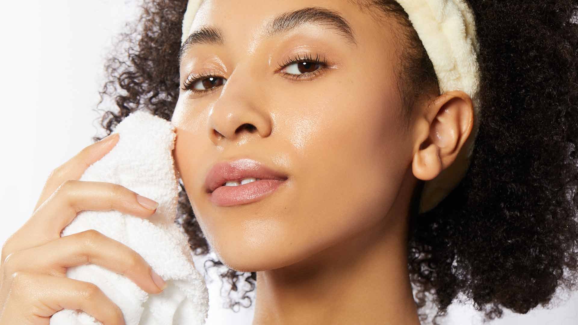 Agua fría frente a agua caliente para la piel (revista de belleza, producto estrella)